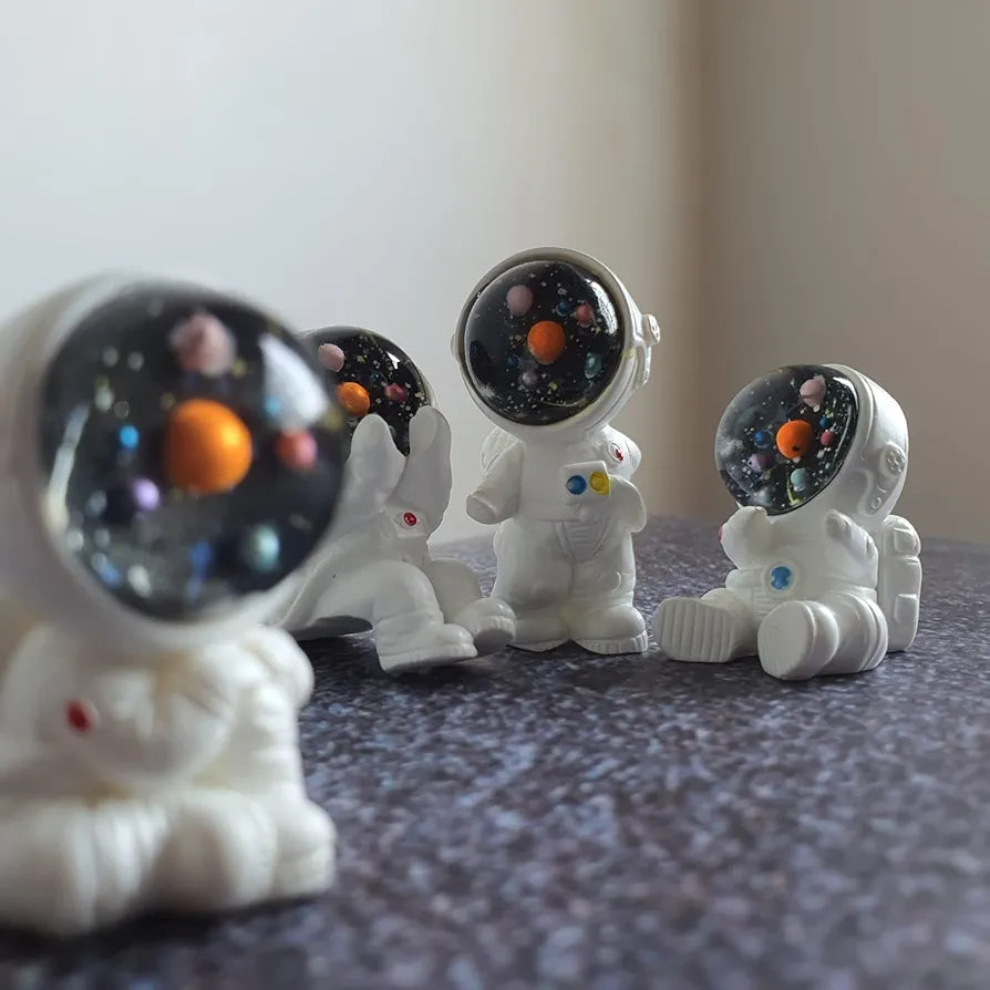 Satyam Kraft Resin 1 Set  Astronaut Figurines Outer Space-Themed Action Figures