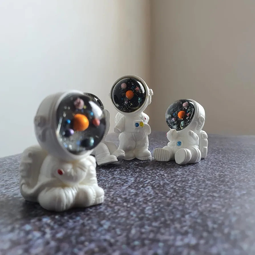 Satyam Kraft Resin 1 Set  Astronaut Figurines Outer Space-Themed Action Figures