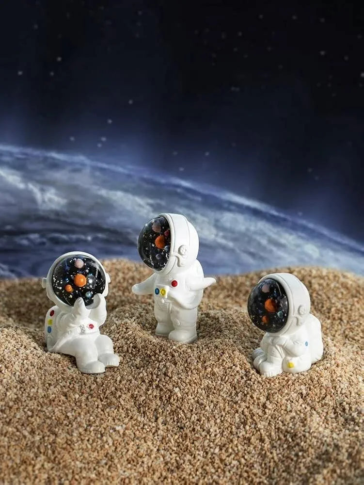 Satyam Kraft Resin 1 Set  Astronaut Figurines Outer Space-Themed Action Figures