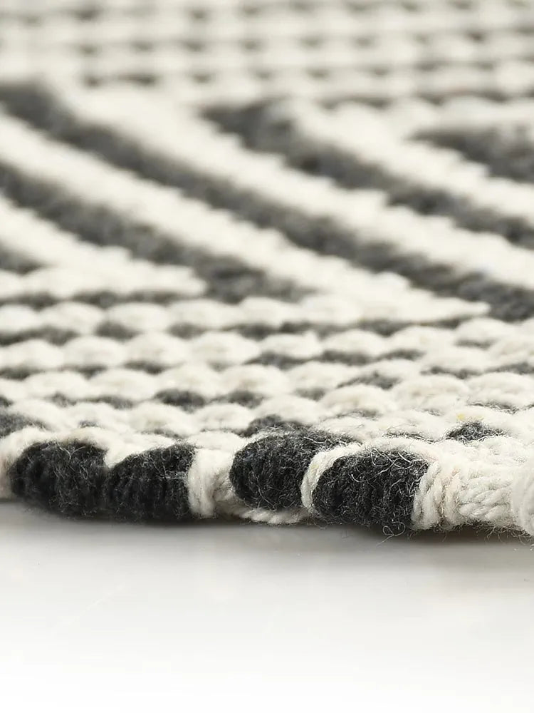 Sashaa World 100% Woven Washable & Reversible Cotton Small Rug Colour Black & White