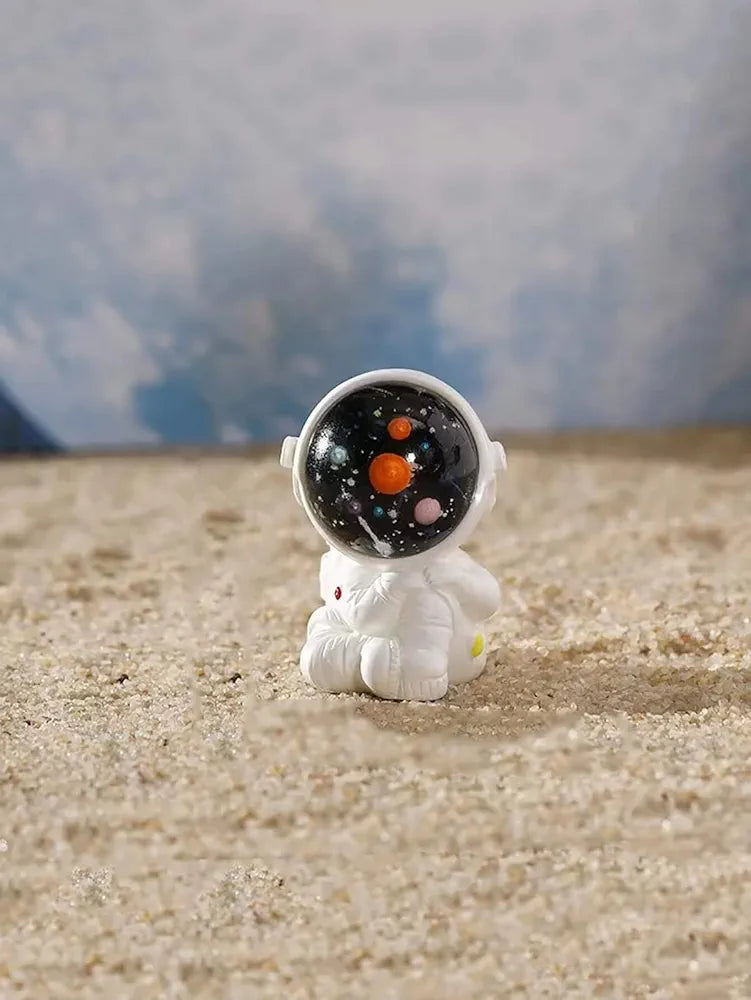 Satyam Kraft Resin 1 Set  Astronaut Figurines Outer Space-Themed Action Figures