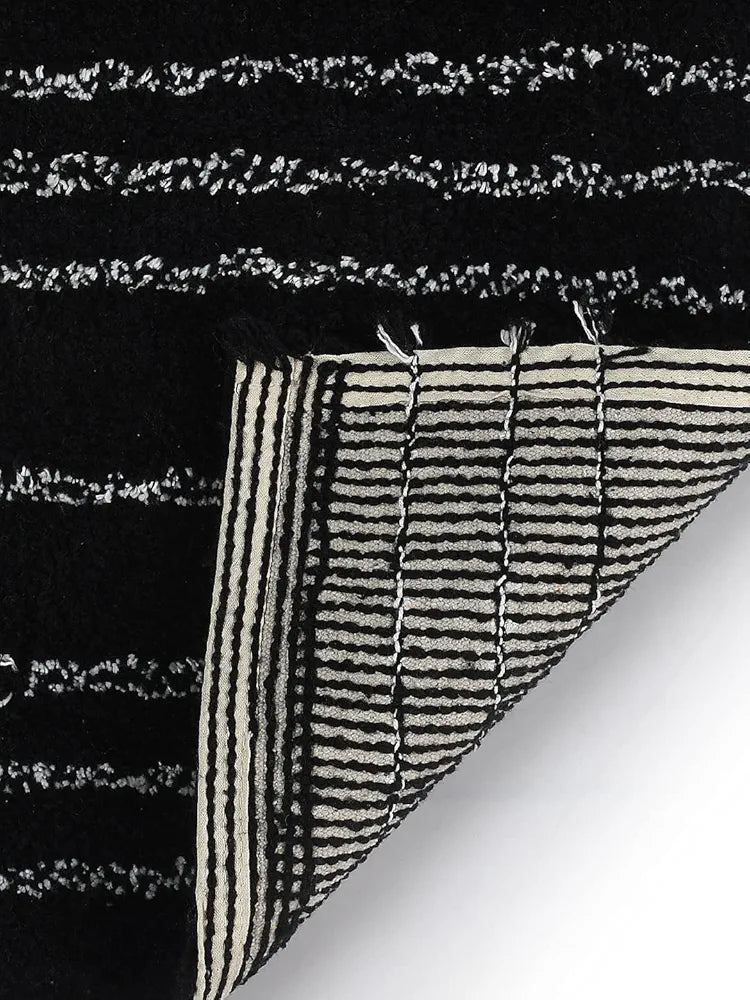 Sashaa World Striped Microfiber Anti Slip Backing Bathmat Colour Black