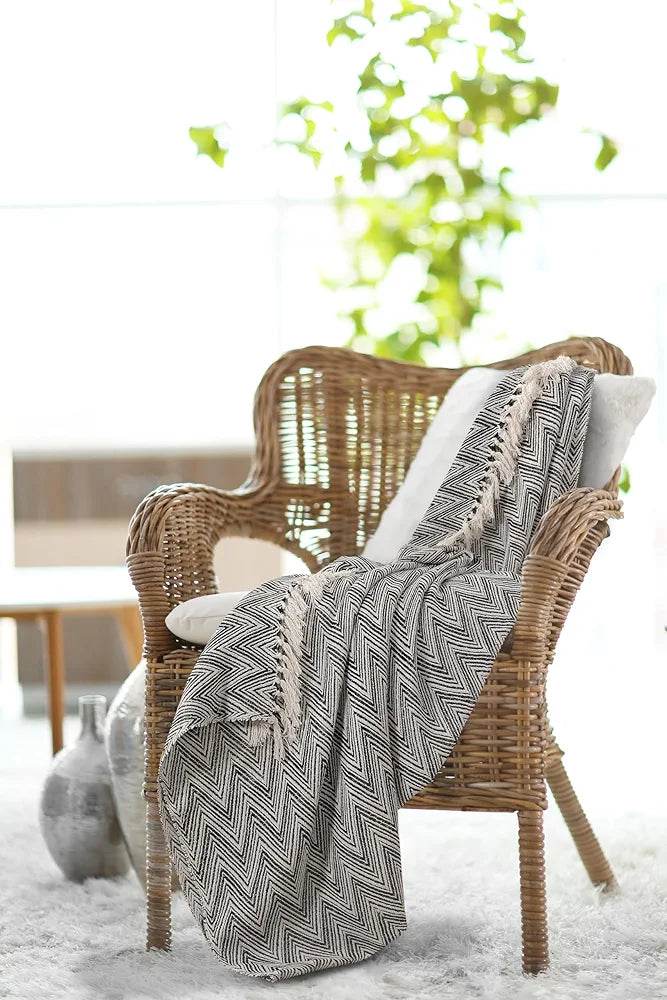Sashaa World Zig Zag Patterned Black Ivory Woven Throw Colour Black/white