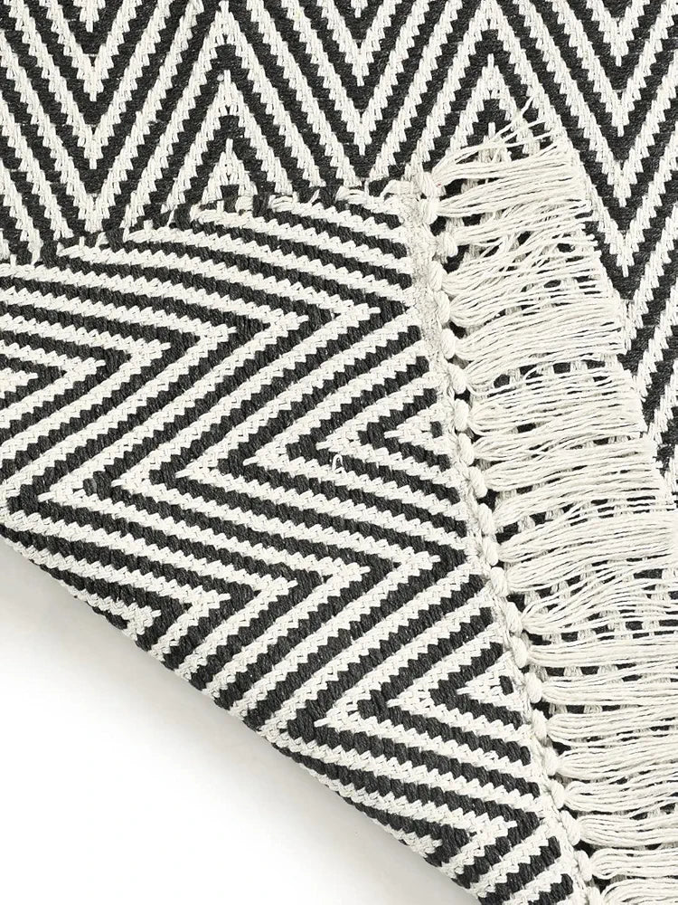 Sashaa World 100% Woven Washable & Reversible Cotton Small Rug Colour Black & White