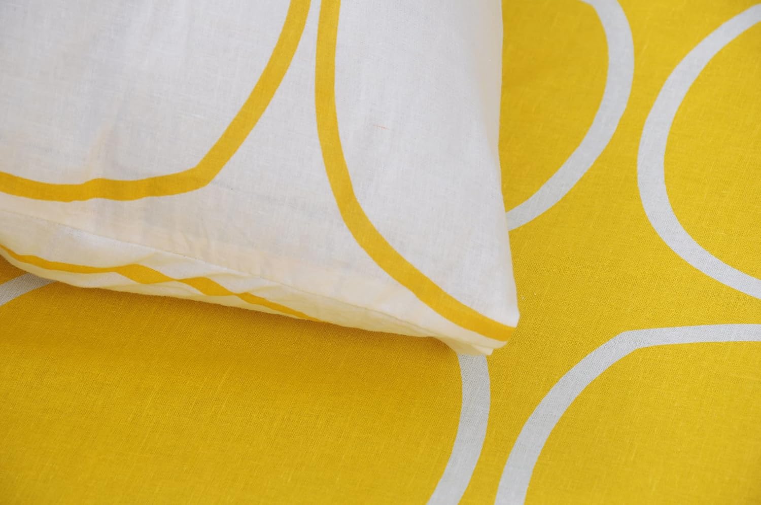 Huesland by Ahmedabad Cotton 144 Tc Cotton Bedsheet for Double Bed King Size with 2 Pillow Covers | Yellow & White