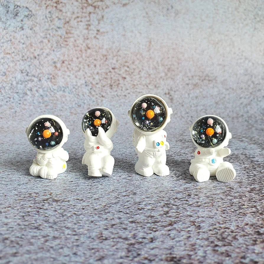 Satyam Kraft Resin 1 Set  Astronaut Figurines Outer Space-Themed Action Figures